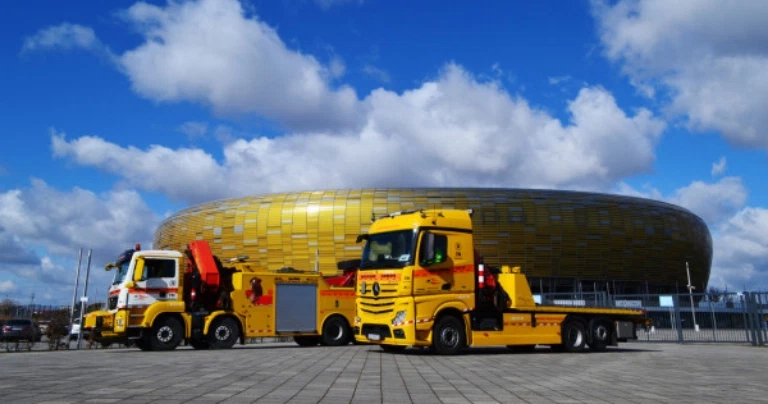 żółte auta ciężarowe na parkingu